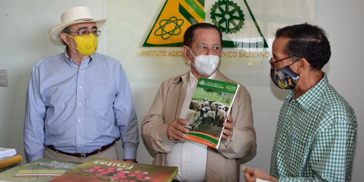 FEDA dona 2,000 libros a Instituto Agronómico Técnico Salesiano