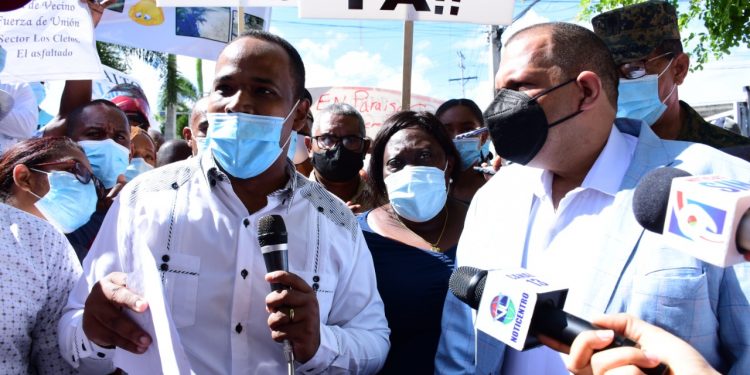 Obras Pública y alcalde Carlos Guzmán tratan problemática asfaltado en SDN