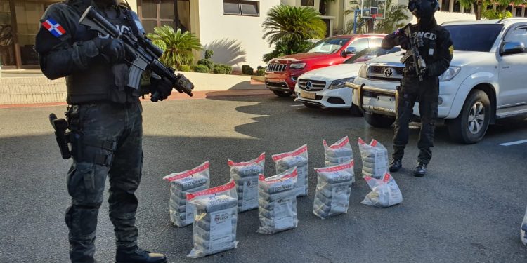 Ocupan 49 paquetes Cocaina escondidos debajo de buque en  SPM