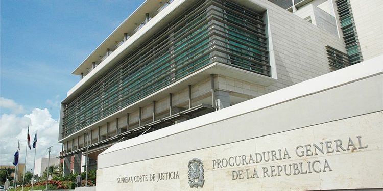Investigan fiscal por presuntamente embarazar menor de edad