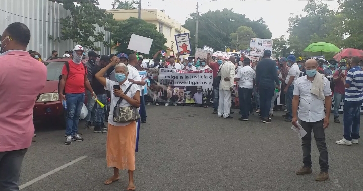 Familia Rosario vuelve a protestar frente a Palacio exigiendo pago millonaria herencia