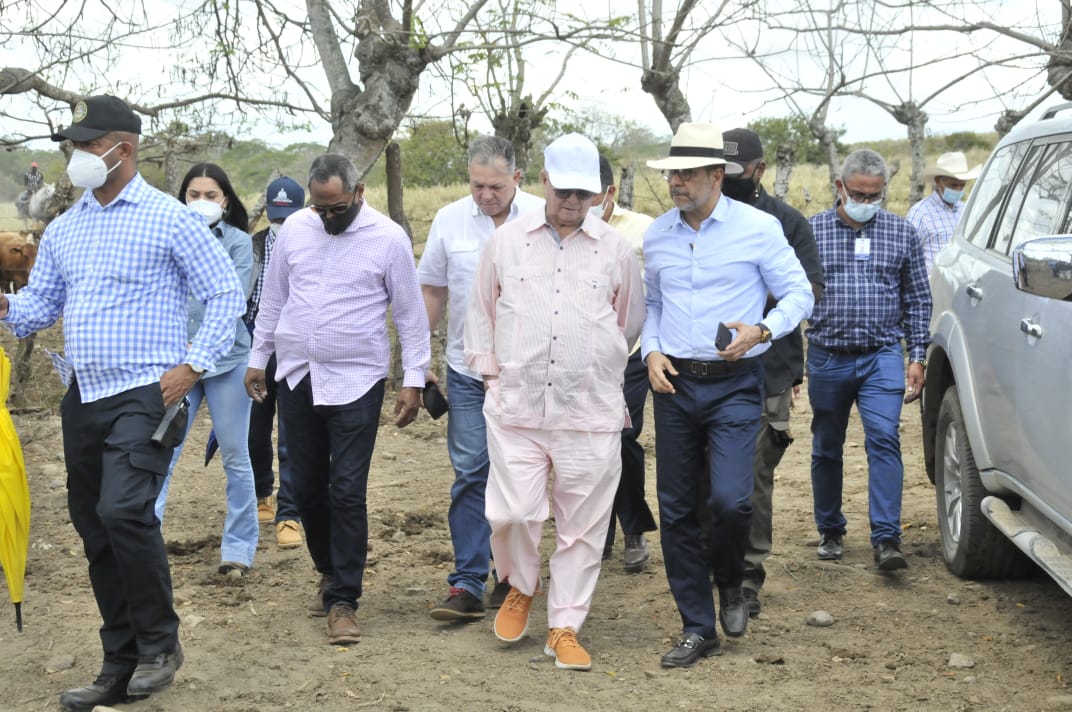 Ministro de Agricultura recorre finca ganadera Central Romana; valora avances en biotecnología reproductiva 