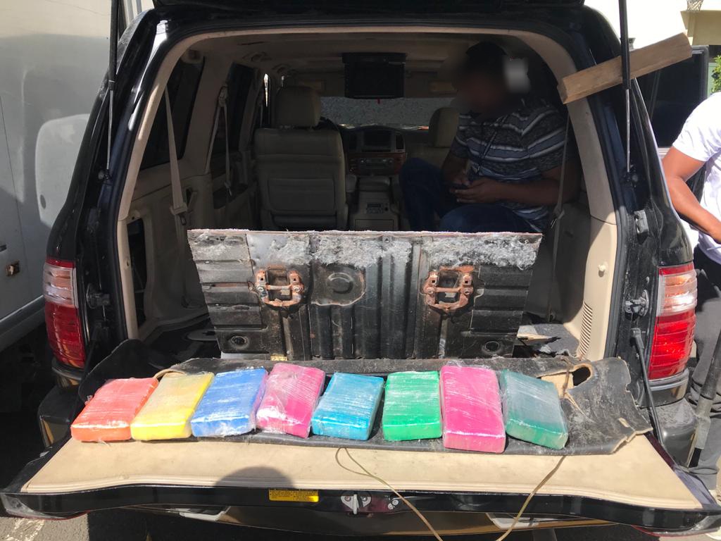 Incautan otros 8 paquetes presumiblemente cocaína en vehículo ocupado “Caso Julito Kilo”