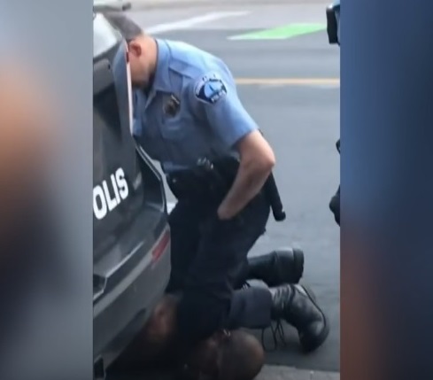 El jurado del juicio por el asesinato de George Floyd ve el video de su muerte