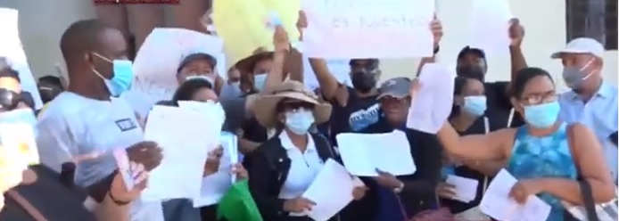 Exempleados de Industria y Comercio  protestan en demanda prestaciones laborales