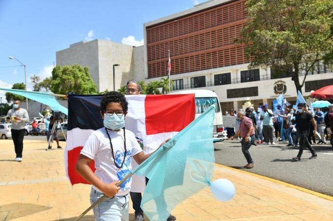 Caravana “Celeste por la vida” llega a Congreso Nacional