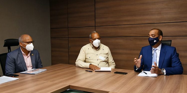 Obras Públicas y ayuntamiento San Rafael del Yuma acuerdan acciones conjuntas para  reconstrucción de vías