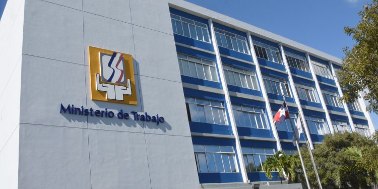 Ministerio Trabajo invita a reclutamiento en  Mao Valverde y Bávaro  