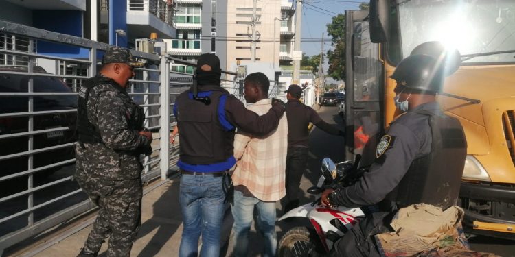 Migración realiza operativo en Prado Oriental; desmantela centro de prostitución dirigido por haitiano