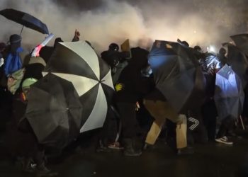 Tercera noche de protestas e incidentes en Minneapolis por joven muerto a manos de la policía