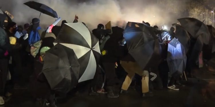 Tercera noche de protestas e incidentes en Minneapolis por joven muerto a manos de la policía