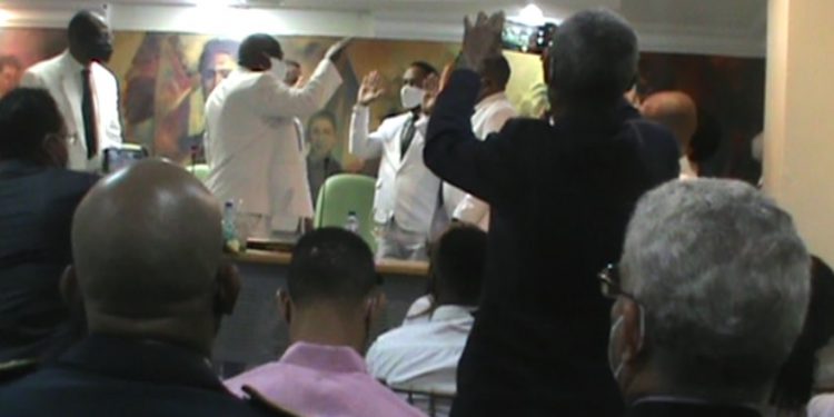 Encuentran alcohol falsificado. A favor y en contra, sobre trabajo alcalde. Entrega casa reparada. NOTICIARIO MUNICIPIO LOS ALCARRIZOS