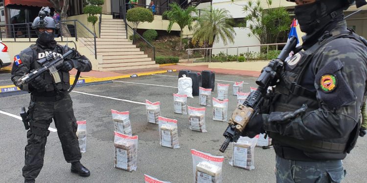 Autoridades incautan 217 paquetes de cocaína  en costas de Azua