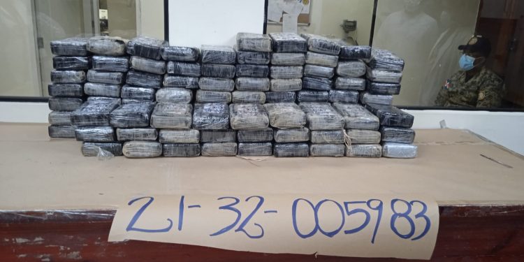 Apresan dos hombres y ocupan  100 paquetes cocaina en SDE