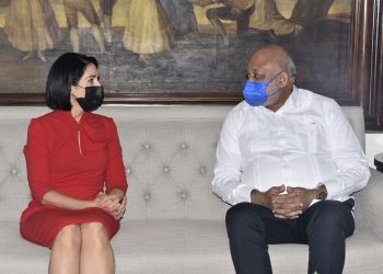 Ministro Educación Roberto Fulcar y primera dama Raquel Arbaje tratan situación niñez en condición de calle