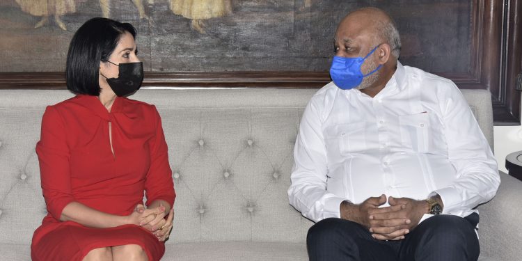 Ministro Educación Roberto Fulcar y primera dama Raquel Arbaje tratan situación niñez en condición de calle