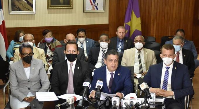 Diputados PLD amenazan con declararse en rebeldía si no entregan prestaciones a empleados estatales cancelados