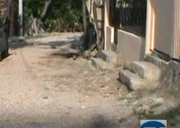 Noticiario.  Demandan arreglos de calles. y solicitan investigar por qué una escuela no entrega aliomentos