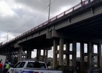 Hombre  se quita la vida,  lanzándose  del puente de la 17