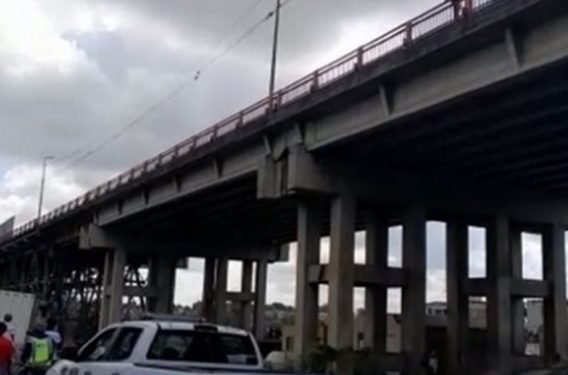 Hombre  se quita la vida,  lanzándose  del puente de la 17