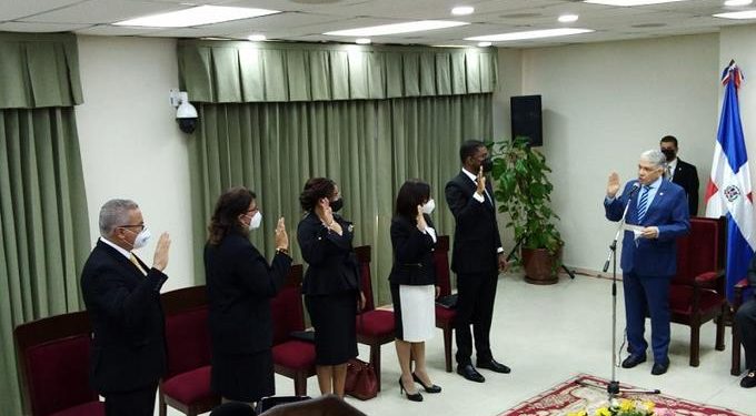 Juramentan a nuevos miembros de Cámara de Cuentas