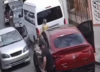 Dos personas se enfrentan a tiros frente a vivienda de legislador, queda captado en cámara