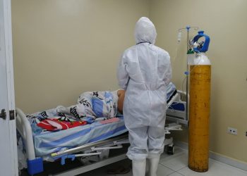 Pacientes positivos al Covid abarrotan Hospital Moscoso Puello