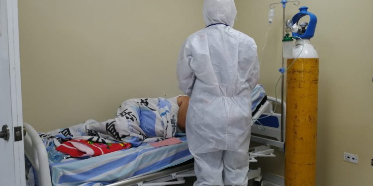 Pacientes positivos al Covid abarrotan Hospital Moscoso Puello