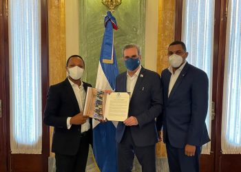 Presidente Abinader recibe reconocimiento por su gestión de gobierno
