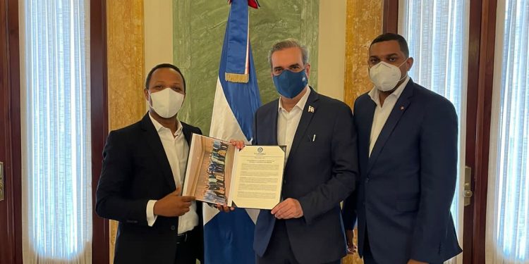 Presidente Abinader recibe reconocimiento por su gestión de gobierno