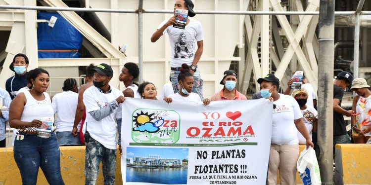 Protestan contra instalación de barcaza eléctrica en Río Ozama