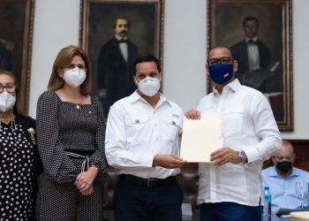 Entregan más de 127 millones de pesos para obras  en Santiago