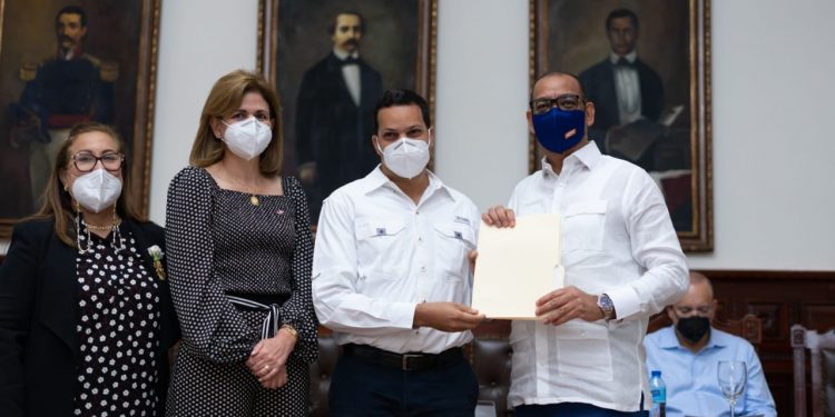 Entregan más de 127 millones de pesos para obras  en Santiago