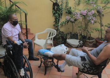 Dirigente comunitario Felipe Félix “Kuki” continúa labor social entrega silla de rueda