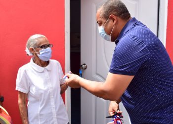 Alcalde José Andújar entrega cancha, centro comunitario y vivienda en SDO