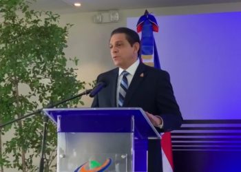 Ministro Salud afirma contrataron más personal para atender rebrote Covid-19