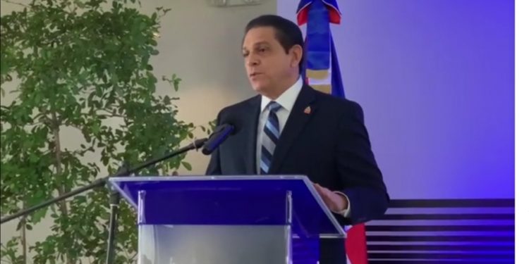 Ministro Salud afirma contrataron más personal para atender rebrote Covid-19