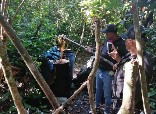 Desmantelan fábrica clandestina de bebidas alcohólicas adulteradas en Monte Plata