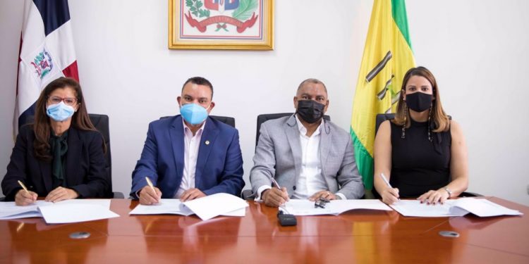 Hospital Ney Arias Lora y Prisiones firman acuerdo para brindar atenciones a privados de libertad
