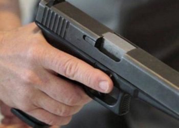Presuntos asaltantes hieren de bala a hombre para despojarlo de compra