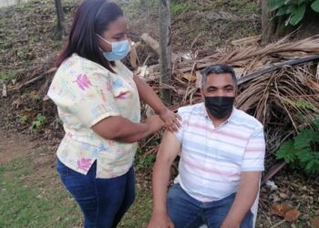 Regidor Vinicio Aquino llama a munícipes SDO a vacunarse a fin de erradicar el Covid