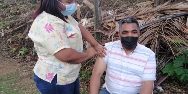 Regidor Vinicio Aquino llama a munícipes SDO a vacunarse a fin de erradicar el Covid