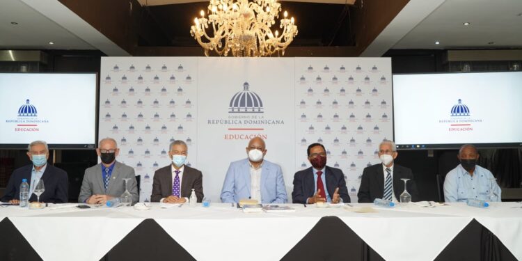 Presidente Abinader se compromete auspiciar biblioteca virtual dominicana