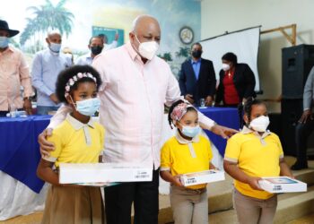 Ministro Educación entrega equipos tecnológicos a estudiantes línea noroeste