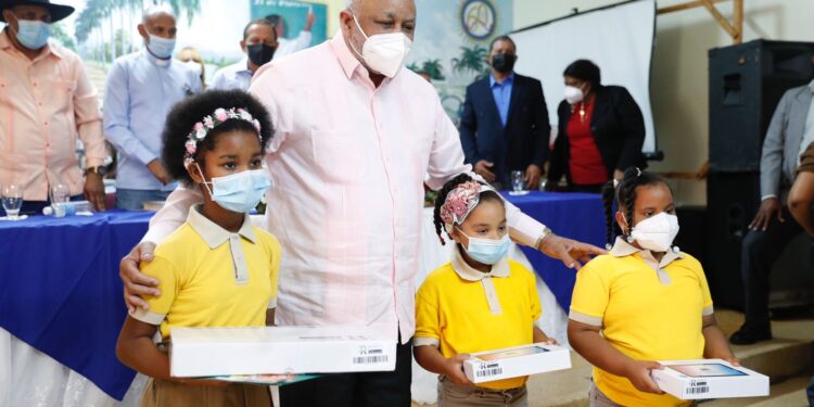 Ministro Educación entrega equipos tecnológicos a estudiantes línea noroeste