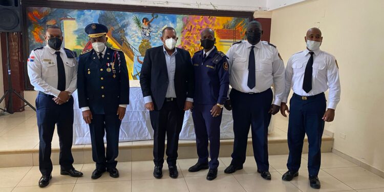 Alcalde Carlos Guzmán anuncia medidas remozar bomberos SDN