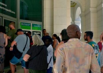 Cuba suspende los depósitos de dólares en efectivo en la isla