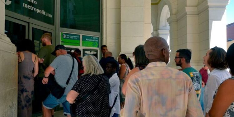 Cuba suspende los depósitos de dólares en efectivo en la isla