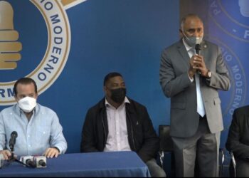 Diputado Julito Fulcar da bienvenida a director Junta Municipal Catalina  pasa al PRM junto a  dirigentes PRD