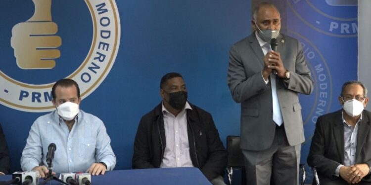 Diputado Julito Fulcar da bienvenida a director Junta Municipal Catalina  pasa al PRM junto a  dirigentes PRD